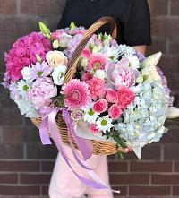 Цветочная композиция из Розы, Хризантемы, Пионы и Лизиантусы в корзине в Семеновское