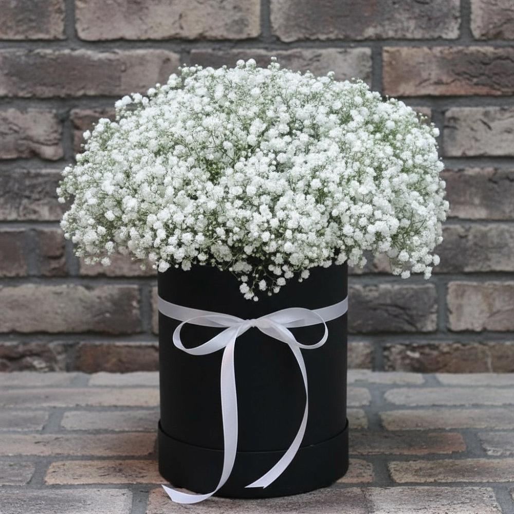 Цветочная композиция из Гипсофила в шляпной коробке в Семеновское