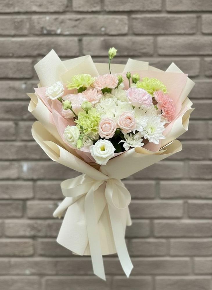 Букет цветов из: Гвоздики, Розы, Лизиантусы и Хризантемы в Семеновское