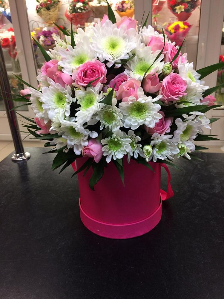 Цветочная композиция из Розы и Хризантемы в шляпной коробке в Семеновское