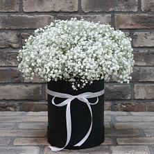 Цветочная композиция из Гипсофила в шляпной коробке в Семеновское
