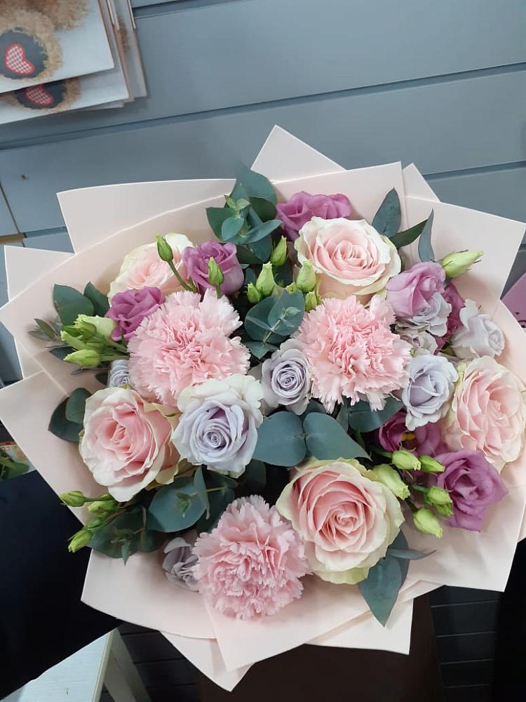 Букет цветов из: Розы, Гвоздики и Лизиантусы в Семеновское